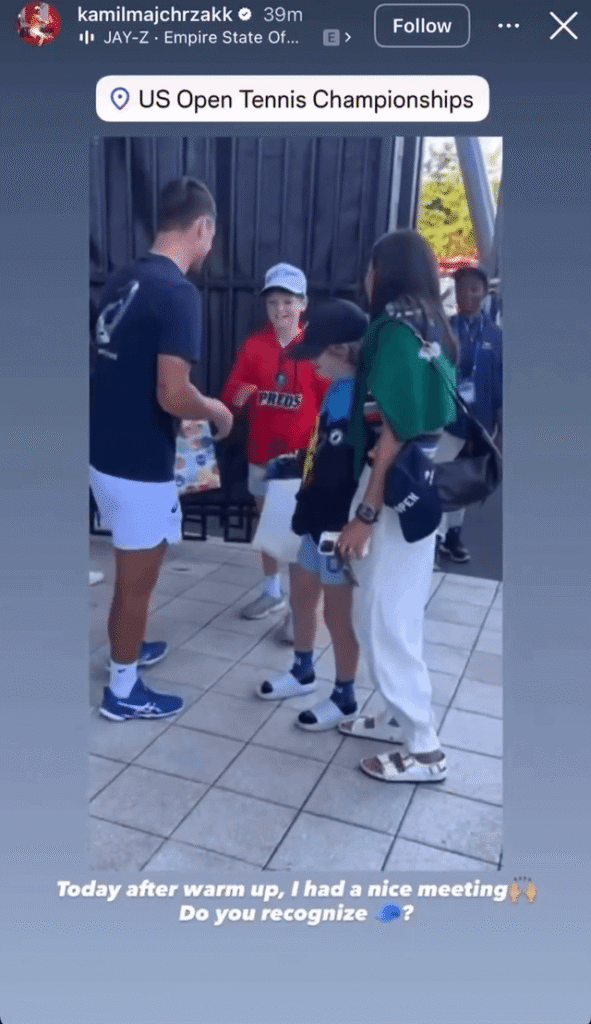 Kamil Majchrzak meets the kid who had his hat snatched away the other day and makes things right.