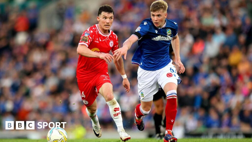 Action from Linfield v Shelbourne