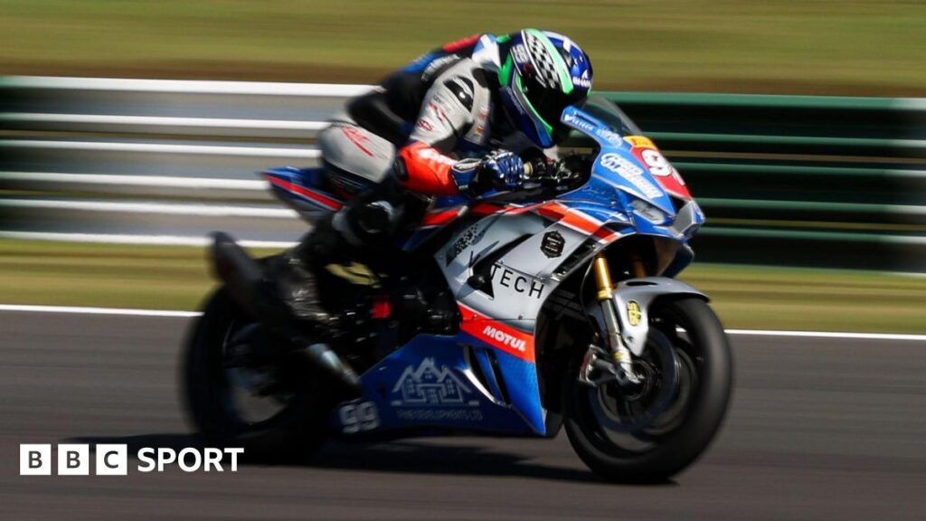 Callum Grigor racing in the 2025 Pirelli National Superstock Championship at Cadwell Park in August