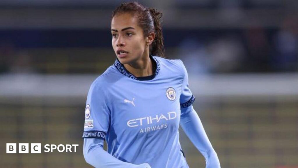 Mary Fowler playing for Manchester City.