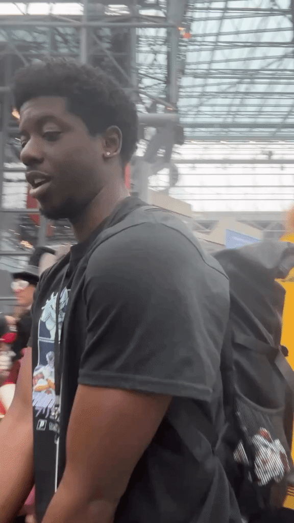 Perfectly reverse walking at a cosplay event