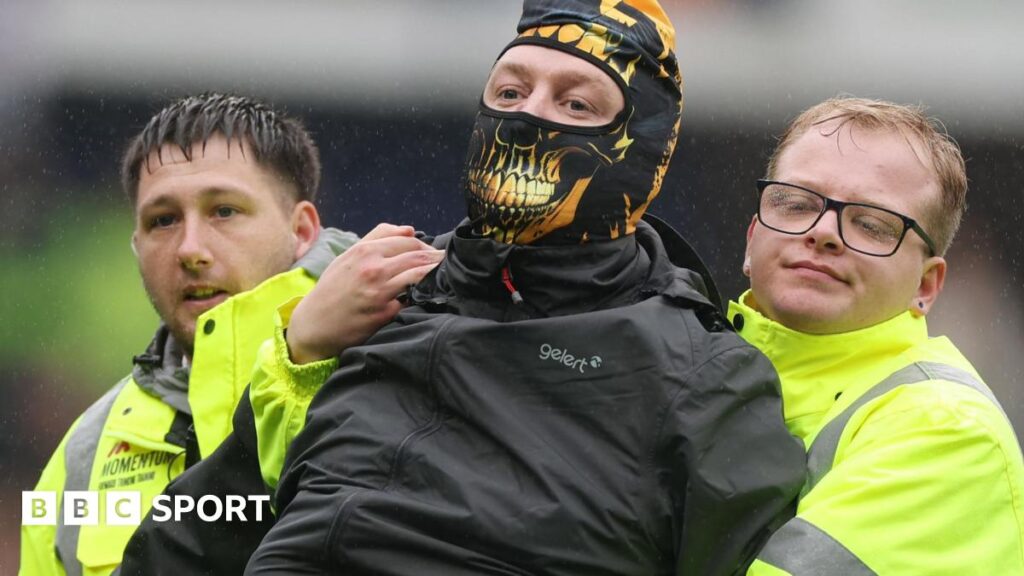 Sheffield Wednesday fan in a mask