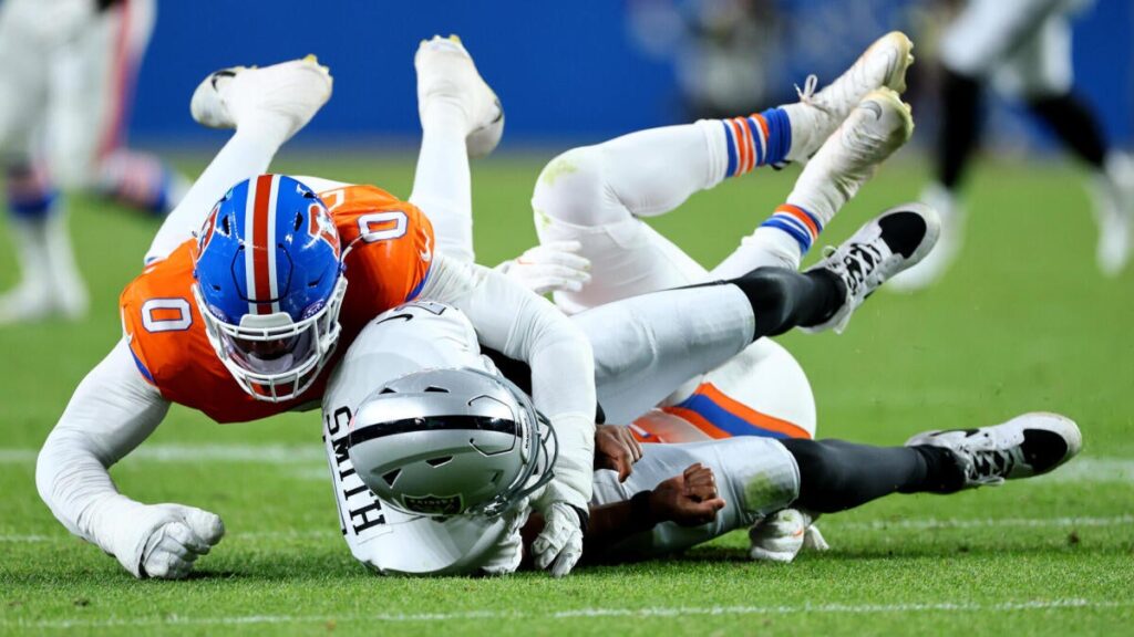 Geno Smith injury: Raiders QB suffers quad contusion on ‘Thursday Night Football’ against Broncos